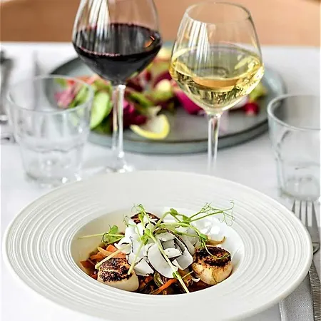 Domaine De Charmeil 3*
