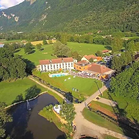 Domaine De Charmeil 3*